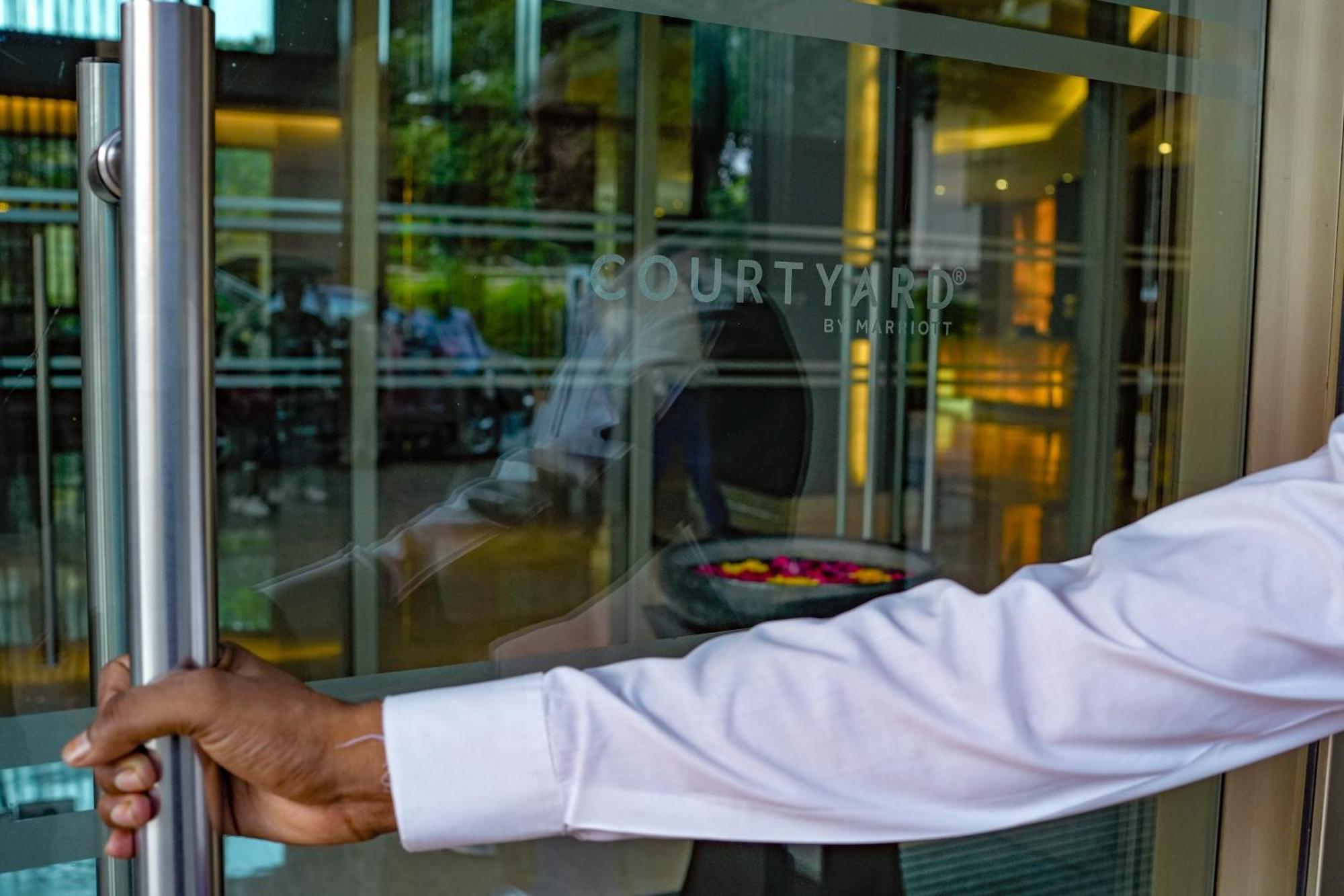 Courtyard By Marriott Gurugram Downtown Hotel Gurgaon Buitenkant foto