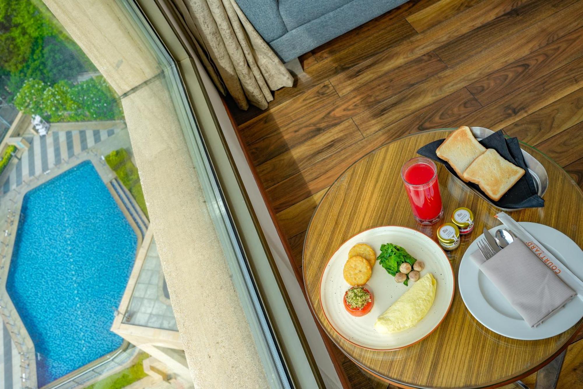 Courtyard By Marriott Gurugram Downtown Hotel Gurgaon Buitenkant foto