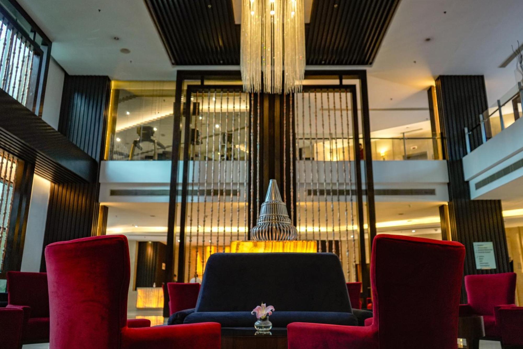 Courtyard By Marriott Gurugram Downtown Hotel Gurgaon Buitenkant foto