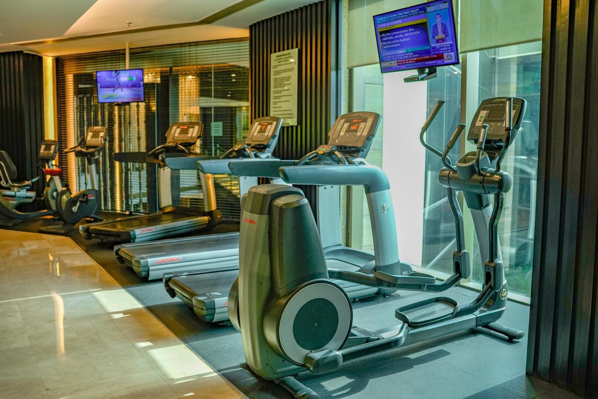 Courtyard By Marriott Gurugram Downtown Hotel Gurgaon Buitenkant foto