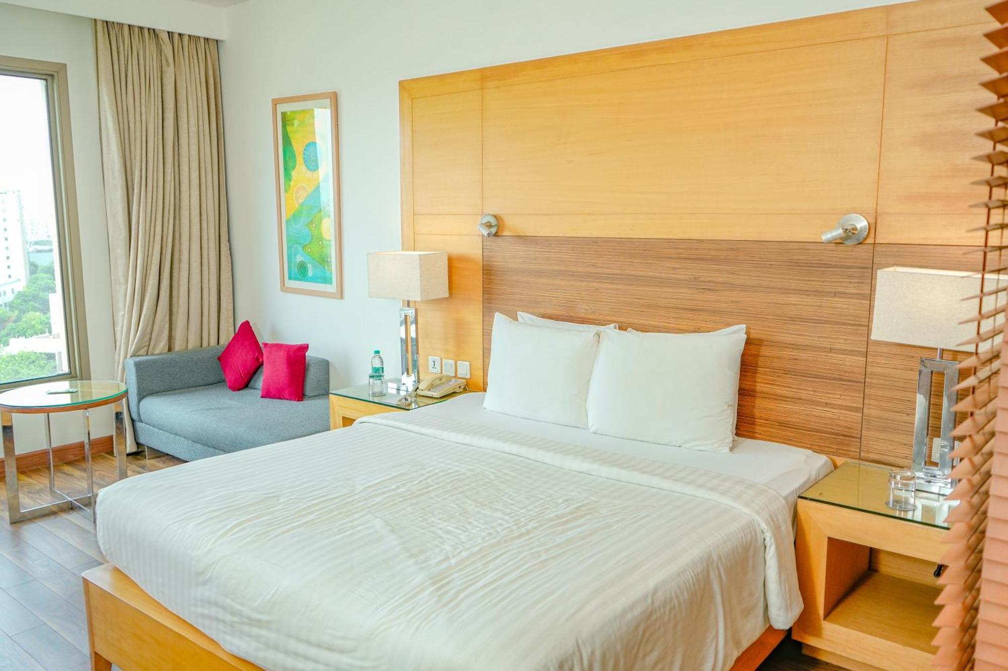 Courtyard By Marriott Gurugram Downtown Hotel Gurgaon Buitenkant foto