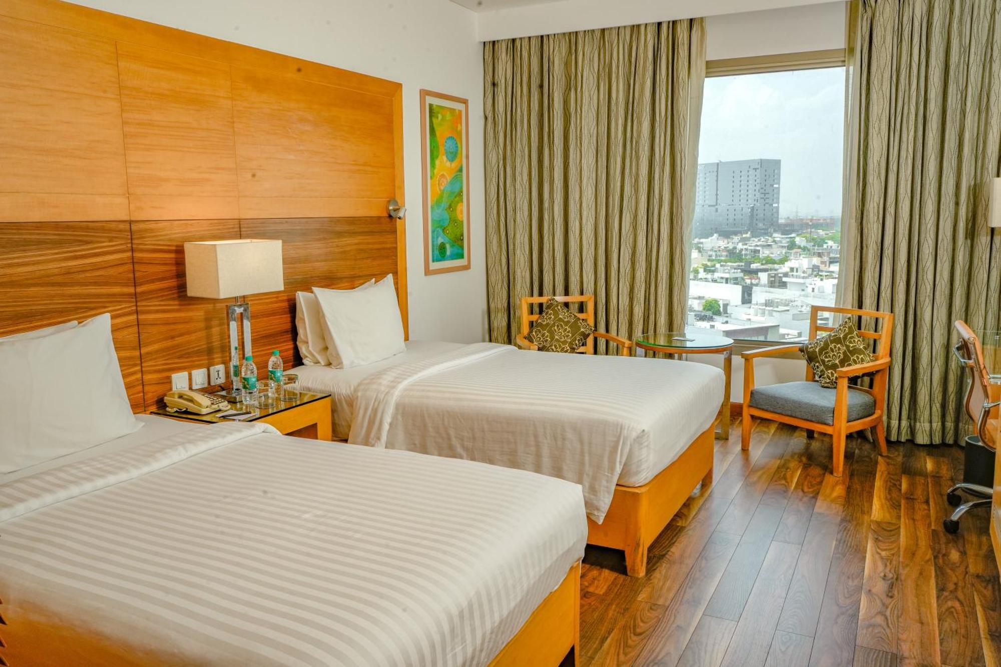 Courtyard By Marriott Gurugram Downtown Hotel Gurgaon Buitenkant foto