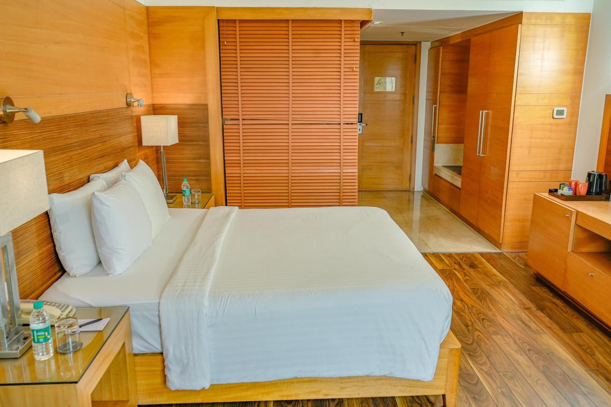 Courtyard By Marriott Gurugram Downtown Hotel Gurgaon Buitenkant foto