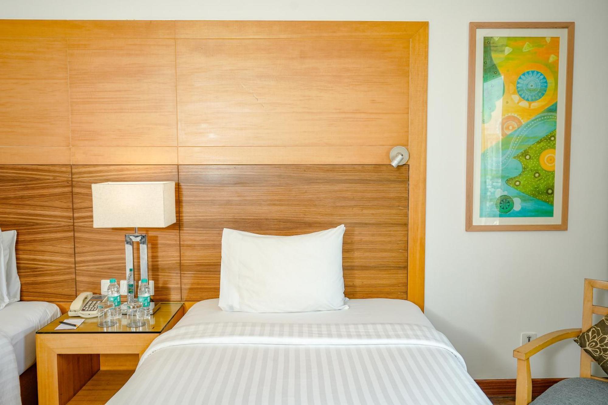 Courtyard By Marriott Gurugram Downtown Hotel Gurgaon Buitenkant foto