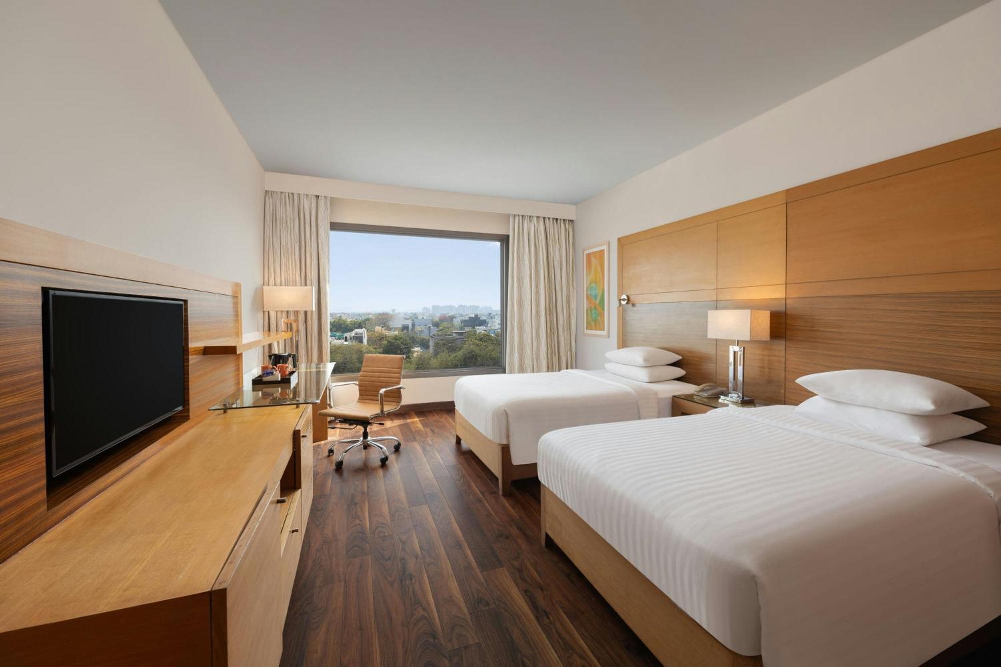 Courtyard By Marriott Gurugram Downtown Hotel Gurgaon Buitenkant foto