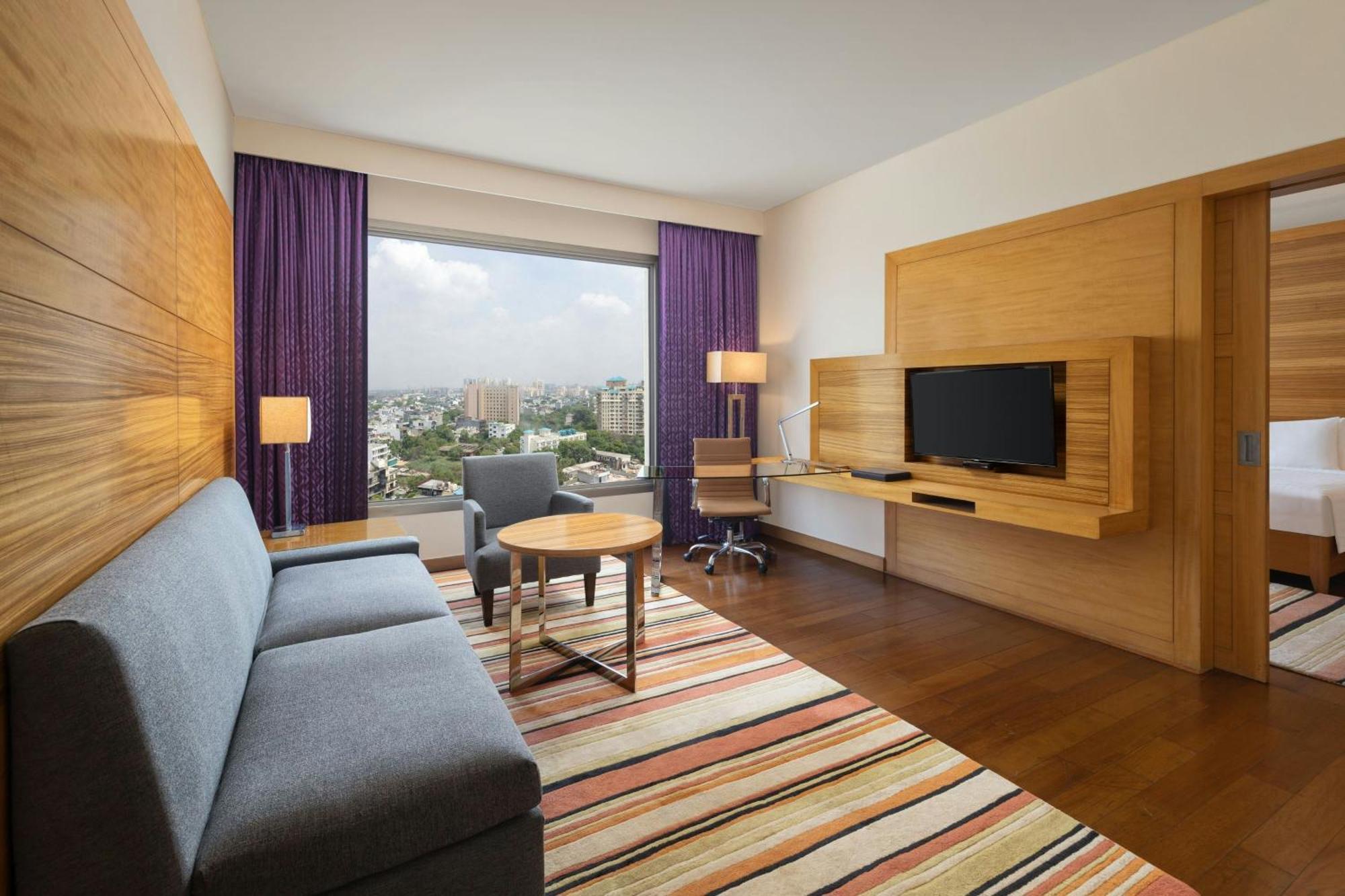 Courtyard By Marriott Gurugram Downtown Hotel Gurgaon Buitenkant foto