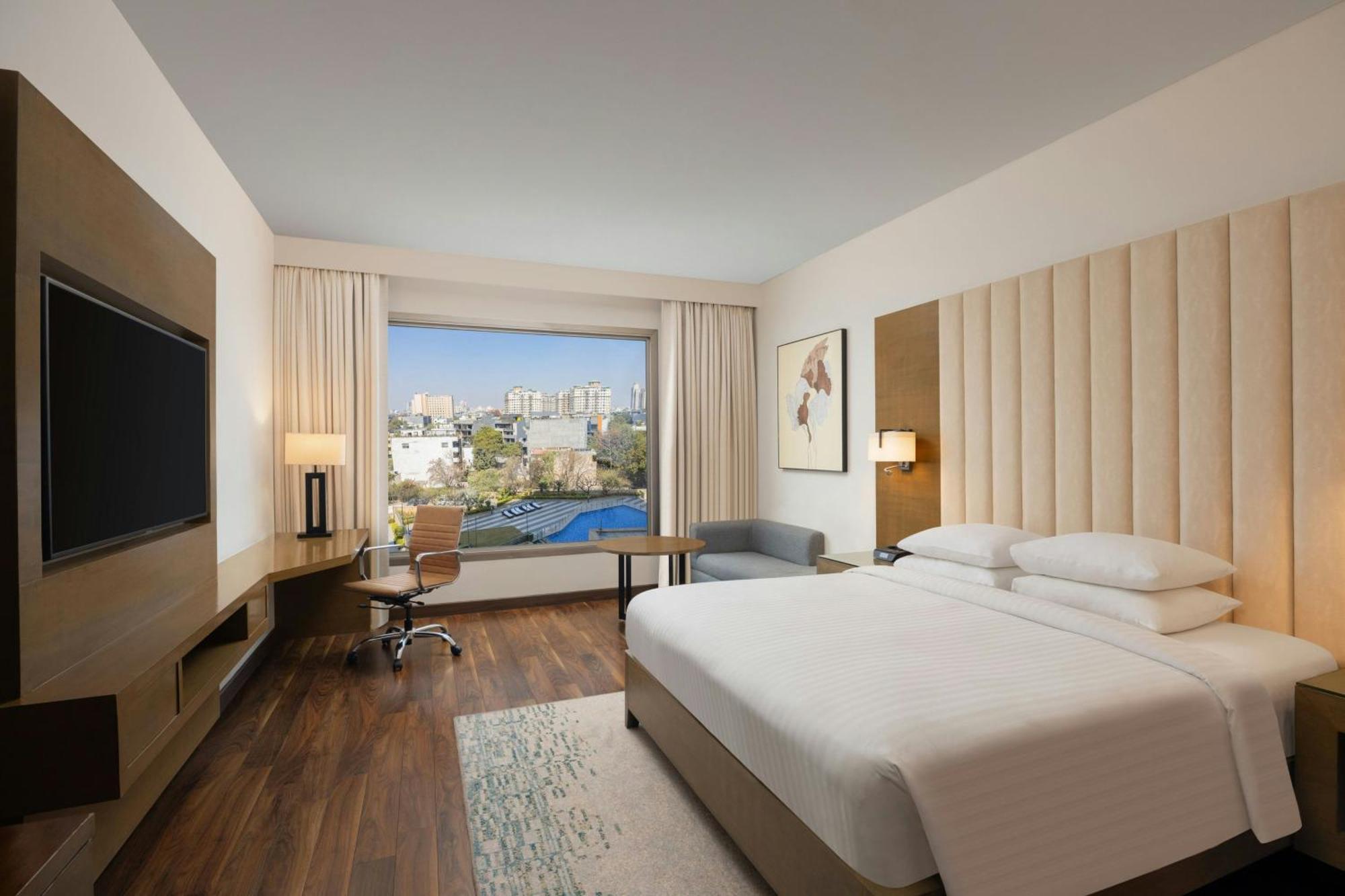 Courtyard By Marriott Gurugram Downtown Hotel Gurgaon Buitenkant foto